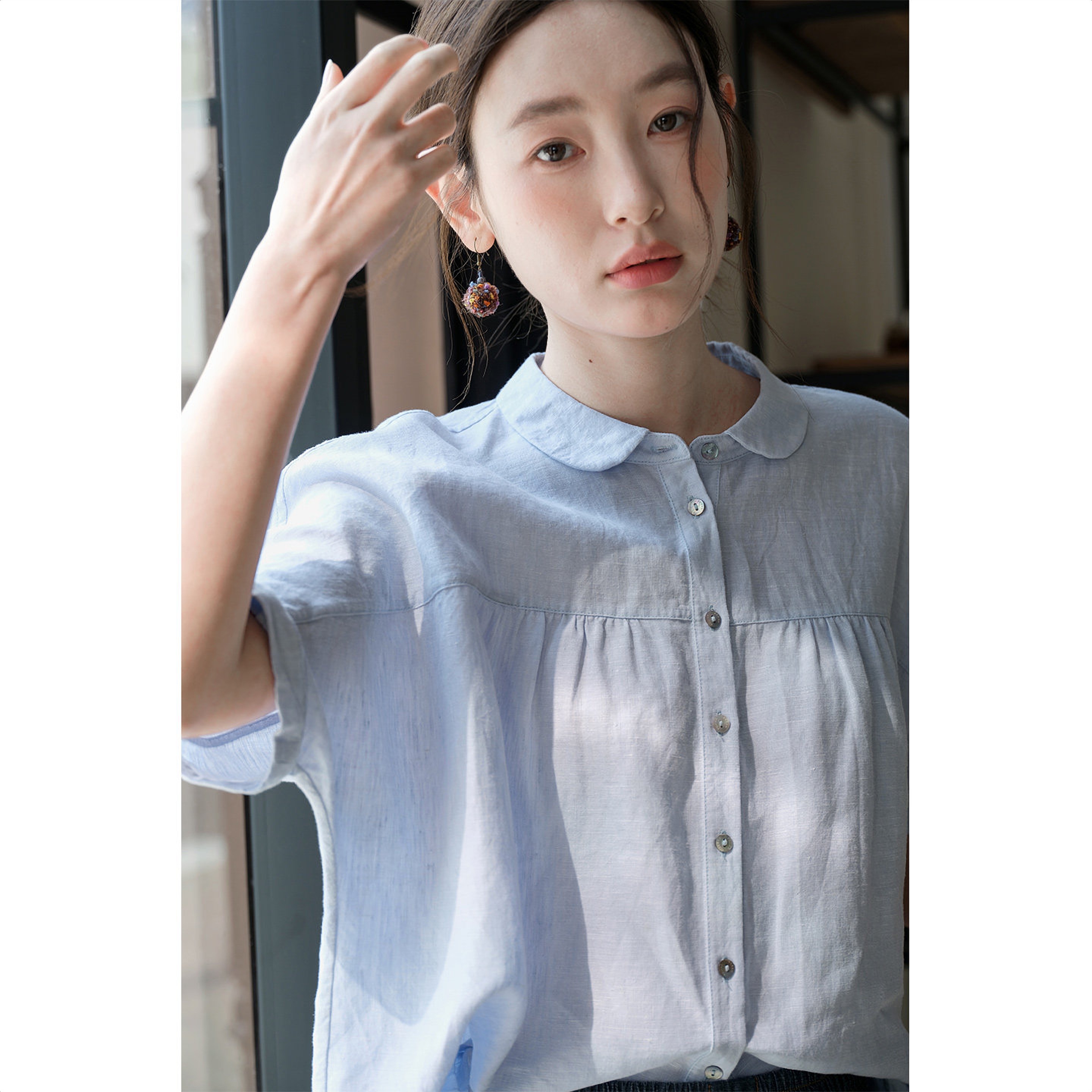 浅蓝亚麻衬衫女士窗边生活场景